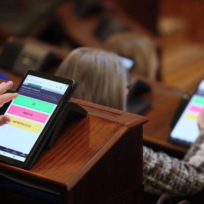 Wojewódzka sesja Sejmiku Śląskiego, radni głosują na projekty budżetowe i finansowe. (wygenerowano przez AI)