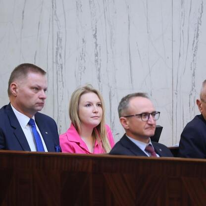 Wicemarszałek Województwa Grzegorz Boski, Członkini Zarządu Województwa Joanna Bojczuk, Członek Zarządu Województwa Rafał Adamczyk, Wicemarszałek Województwa Leszek Pietraszek uczestniczą w sesji Sejm (wygenerowano przez AI)