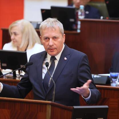Marszałek Wojciech Saługa przemawia na sesji Sejmiku Województwa Śląskiego, omawiając finansowe kwestie. (wygenerowano przez AI)
