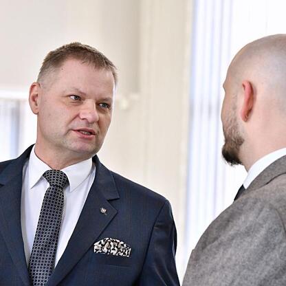 Podczas briefingu na temat pierwszego w Polsce Regionalnego Planu Adaptacji do Zmian Klimatu w Województwie Śląskim, Rafał Adamczyk, członek Zarządu Województwa, omawia strategie z Pawłem Jaworskim, d (wygenerowano przez AI)