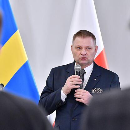 Rafał Adamczyk, członek Zarządu Województwa Śląskiego, przemawia na briefingu w Urzędzie Marszałkowskim Województwa Śląskiego, gdzie omawiają się plany adaptacji do zmian klimatu. (wygenerowano przez AI)