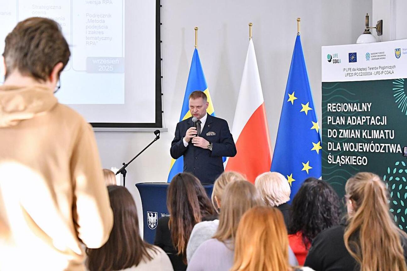 Briefing w Województwie Śląskim: Rozważania nad planem adaptacji klimatycznej. (wygenerowano przez AI)