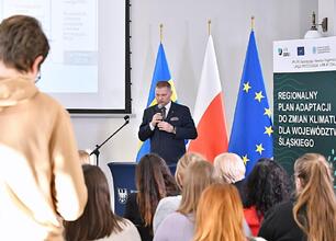 Briefing w Województwie Śląskim: Rozważania nad planem adaptacji klimatycznej. (wygenerowano przez AI)