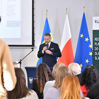 Briefing w Urzędzie Marszałkowskim Województwa Śląskiego, gdzie Rafał Adamczyk i Paweł Jaworski prezentują pierwszy Regionalny Plan Adaptacji do Zmian Klimatu w Polsce. (wygenerowano przez AI)