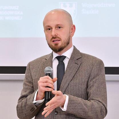 Briefing w Województwie Śląskim: Rozważania nad planem adaptacji klimatycznej. (wygenerowano przez AI)