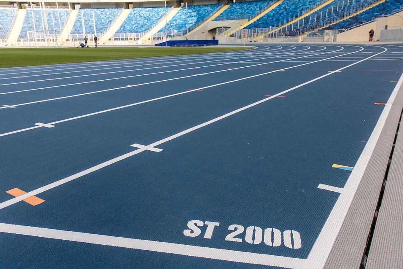 Stadion z bieżnią i startowym numerem 2000, gdzie rozwija się infrastruktura sportowa województwa śląskiego. (wygenerowano przez AI)