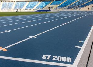 Stadion z bieżnią i startowym numerem 2000, gdzie rozwija się infrastruktura sportowa województwa śląskiego. (wygenerowano przez AI)