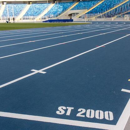 Stadion z bieżnią i startowym numerem 2000, gdzie rozwija się infrastruktura sportowa województwa śląskiego. (wygenerowano przez AI)