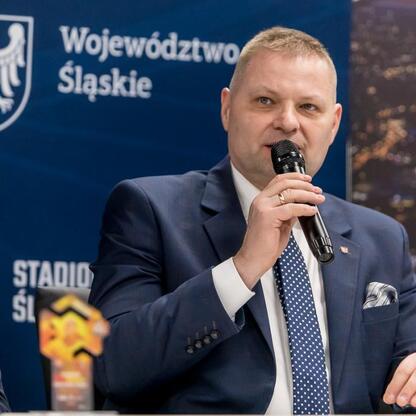 Rafał Adamczyk, członek zarządu Województwa Śląskiego, przemawia na konferencji prasowej w Silesia. (wygenerowano przez AI)