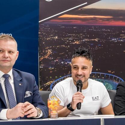 Rafał Adamczyk, Członek Zarządu Województwa Śląskiego, prowadzi konferencję prasową przed meczem Ronaldinho Show. (wygenerowano przez AI)