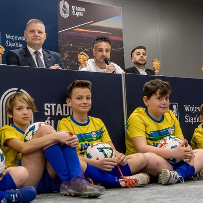 Konferencja prasowa przed meczem Ronaldinho Show na Stadionie Śląskim. (wygenerowano przez AI)