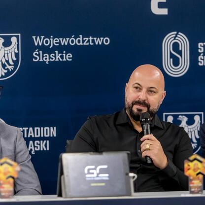 Konferencja prasowa przed meczem Polska-Brazylia, gdzie Ronaldinho i inne brazylijskie legendarne piłkarze przygotowują się do spotkania na Stadionie Śląskim. (wygenerowano przez AI)