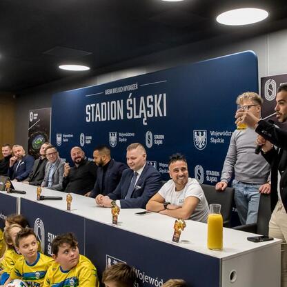 Konferencja prasowa przed meczem Ronaldinho Show na Stadionie Śląskim. (wygenerowano przez AI)