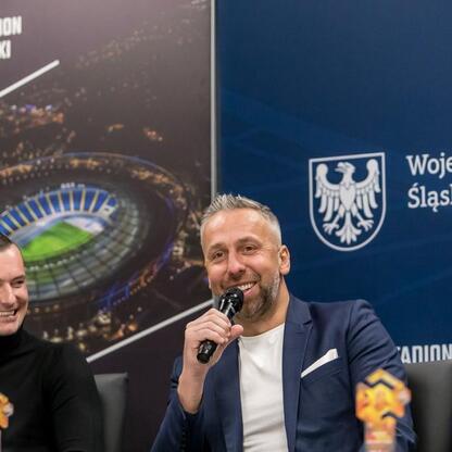 Konferencja prasowa przed meczem Ronaldinho Show na Stadionie Śląskim. (wygenerowano przez AI)