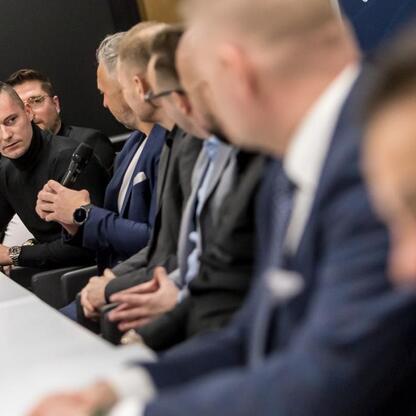 Konferencja prasowa przed meczem Ronaldinho Show, Polska - Brazylia, 21 czerwca, Stadion Śląski. (wygenerowano przez AI)