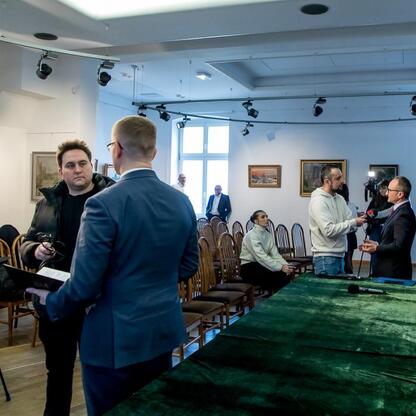 Wicemarszałek Województwa Śląskiego Grzegorz Boski na konferencji prasowej przedstawia Jasnogórskim Zlotem Rowerowym. (wygenerowano przez AI)