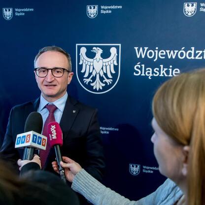 Wicemarszałek Województwa Śląskiego Grzegorz Boski podczas konferencji prasowej na festiwalu rowerowym CZEWA BIKE FEST w Częstochowie. (wygenerowano przez AI)