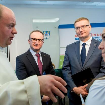 Grzegorz Boski, wicemarszałek Śląska, omawia organizację Jasnogórskiego Zlotu Rowerowego. (wygenerowano przez AI)