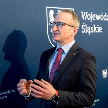 Wicemarszałek Województwa Śląskiego Grzegorz Boski podczas konferencji zapowiadającej CZEWA BIKE FEST. (wygenerowano przez AI)