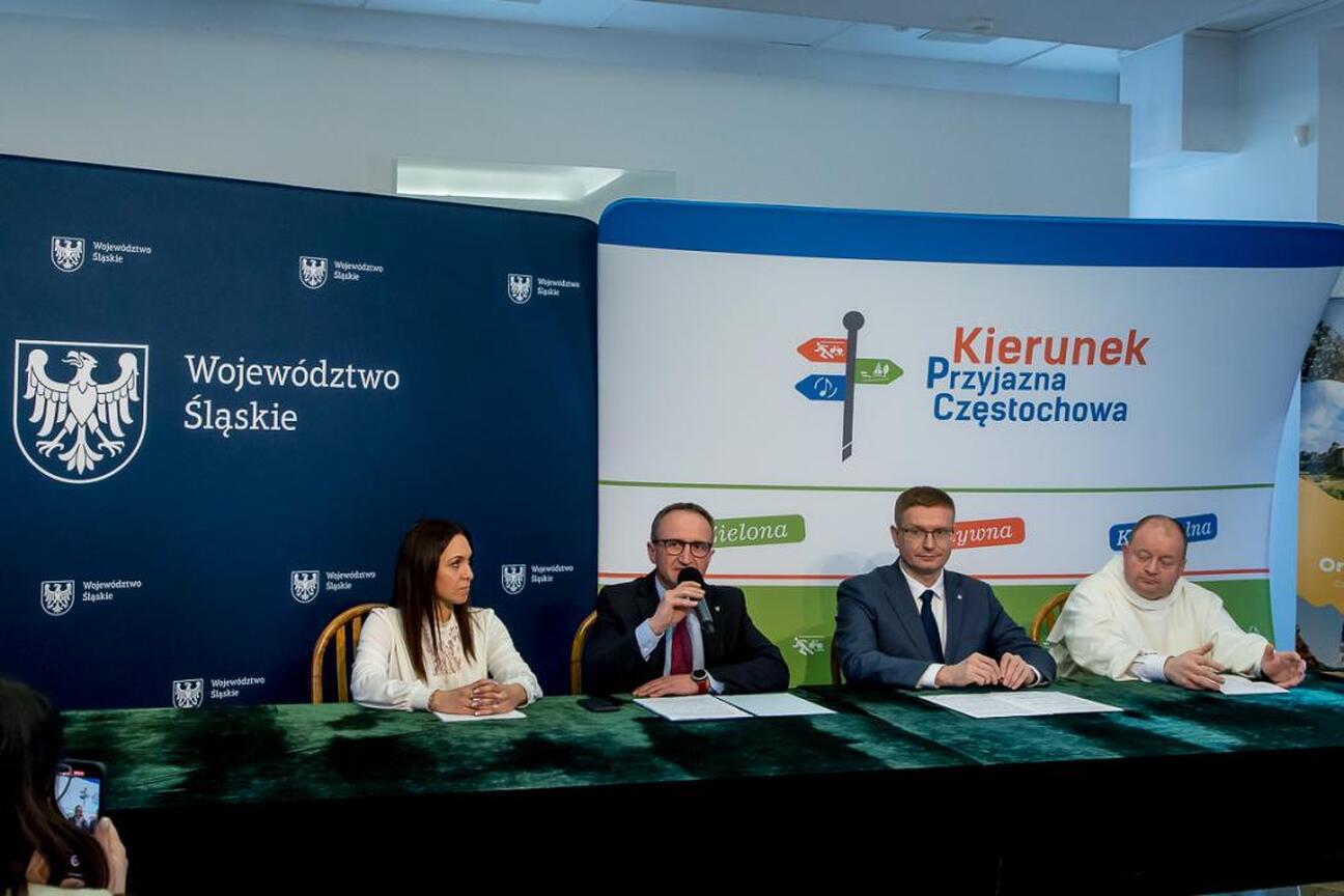 Grzegorz Boski, wicemarszałek Śląska, w panelu dyskusyjnym na CZEWA BIKE FEST. (wygenerowano przez AI)