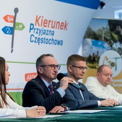 Grzegorz Boski, wicemarszałek Województwa Śląskiego, prowadzi panel dyskusyjny na festiwalu rowerowym CZEWA BIKE FEST w Częstochowie. (wygenerowano przez AI)