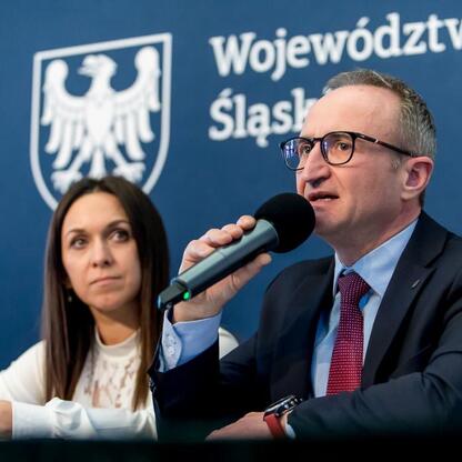 Wicemarszałek Województwa Śląskiego Grzegorz Boski przemawia na konferencji prasowej, podkreślając znaczenie festiwalu rowerowego CZEWA BIKE FEST dla regionu. (wygenerowano przez AI)