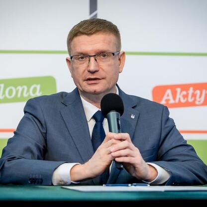 Wicemarszałek Grzegorz Boski i prezydent Krzysztof Matyjaszczyk uczestniczą w konferencji CZEWA BIKE FEST, promując rowerowe święto w Częstochowie. (wygenerowano przez AI)