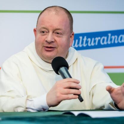 Wicemarszałek Województwa Śląskiego Grzegorz Boski przemawia na konferencji w ramach CZEWA BIKE FEST w Częstochowie. (wygenerowano przez AI)