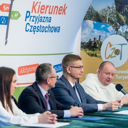 Panel dyskusyjny na konferencji CZEWA BIKE FEST w Częstochowie. (wygenerowano przez AI)