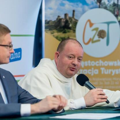 Panel dyskusyjny na konferencji CZEWA BIKE FEST w Częstochowie. (wygenerowano przez AI)