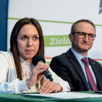 Grzegorz Boski, wicemarszałek Śląska, w panelu dyskusyjnym na CZEWA BIKE FEST. (wygenerowano przez AI)