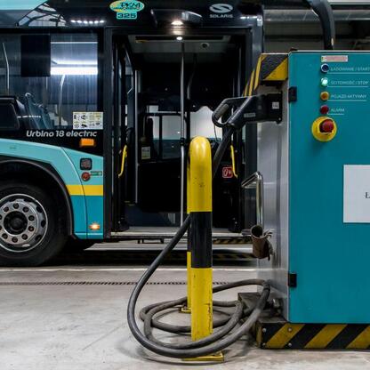 Elektryczny autobus Solaris Urbino 18 ładowany w Jaworznie, pionierstwo w elektryfikacji komunikacji miejskiej. (wygenerowano przez AI)