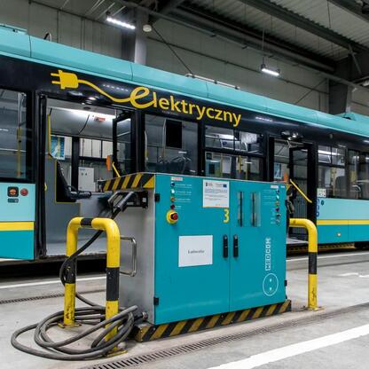 Elektryczny autobus w Jaworznie podczas ładowania, wspierany przez EU. (wygenerowano przez AI)