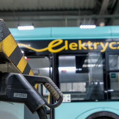 Elektryczny autobus ładowany w Jaworznie, symbol ekologicznego transportu. (wygenerowano przez AI)