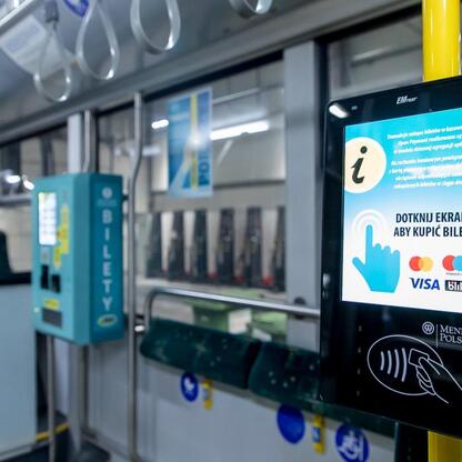 Nowoczesny elektryczny autobus w Jaworznie, wspierany przez EU, z ekologicznymi opcjami płatności. (wygenerowano przez AI)