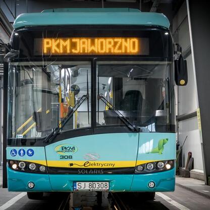 Nowoczesny elektryczny autobus PKM Jaworzno w garażu, zmodernizowana flota komunikacji miejskiej. (wygenerowano przez AI)