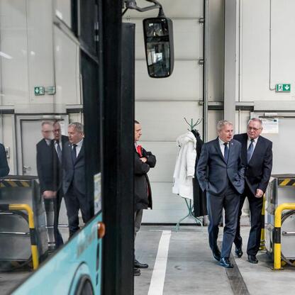 Wojciech Saługa, Marszałek Województwa Śląskiego, inspektuje nowe elektryczne autobusy w Jaworznie. (wygenerowano przez AI)