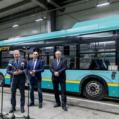 Marszałek Województwa Śląskiego Wojciech Saługa prezentuje nowe elektryczne autobusy w Jaworznie. (wygenerowano przez AI)