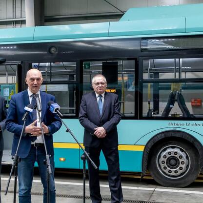 Marszałek Województwa Śląskiego Wojciech Saługa prowadzi briefingu prasowego o wprowadzeniu nowych elektrycznych autobusów do PKM Jaworzno. (wygenerowano przez AI)
