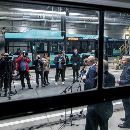 Wojciech Saługa, Marszałek Województwa Śląskiego, prowadzi briefingu prasowego o wprowadzeniu nowoczesnych elektrycznych autobusów do transportu publicznego w Jaworznie. (wygenerowano przez AI)