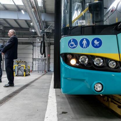 Nowoczesne elektryczne autobusy w Jaworznie - inwestycja z Unii Europejskiej. (wygenerowano przez AI)