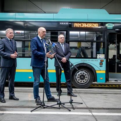 Marszałek Województwa Śląskiego Wojciech Saługa prowadzi briefingu prasowego przed nowymi elektrycznymi autobusami PKM Jaworzno. (wygenerowano przez AI)