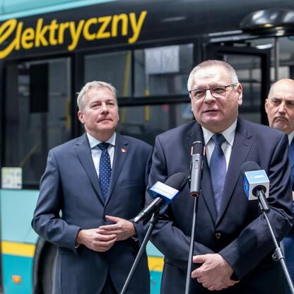 Marszałek Województwa Śląskiego Wojciech Saługa prowadzi briefingu prasowego przed nowymi elektrycznymi autobusami w Jaworznie. (wygenerowano przez AI)