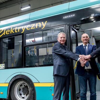 Marszałek Województwa Śląskiego Wojciech Saługa, Marcin Ryś i Joanna Pasierbek-Konieczny uczestniczą w uroczystości wstępu do eksploatacji nowych autobusów elektrycznych w Jaworznie. (wygenerowano przez AI)