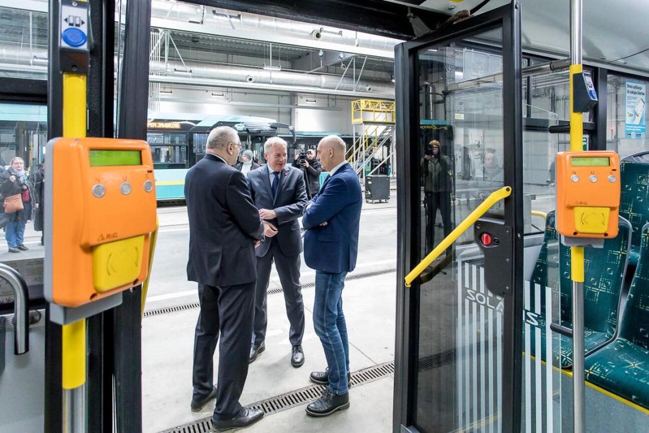 Elektryczne autobusy w Jaworznie: nowoczesność i ekologia w jednym. (wygenerowano przez AI)