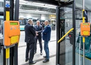 Elektryczne autobusy w Jaworznie: nowoczesność i ekologia w jednym. (wygenerowano przez AI)