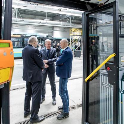 Wojciech Saługa, Marszałek Województwa Śląskiego, omawia wprowadzenie elektrycznych autobusów w Jaworznie. (wygenerowano przez AI)