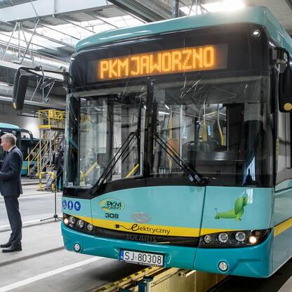 Nowoczesny elektryczny autobus PKM Jaworzno w serwisie. Projekt wymiany taboru kosztuje ponad 27,5 mln zł. (wygenerowano przez AI)