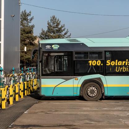 Nowoczesny elektryczny autobus na stacji ładowania, wprowadzany przez Jaworzno City Transport Company jako element modernizacji i redukcji emisji. (wygenerowano przez AI)