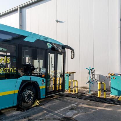 Elektryczny autobus Urbino 18 ładowany w Jaworznie, pionierstwo w regionie. (wygenerowano przez AI)
